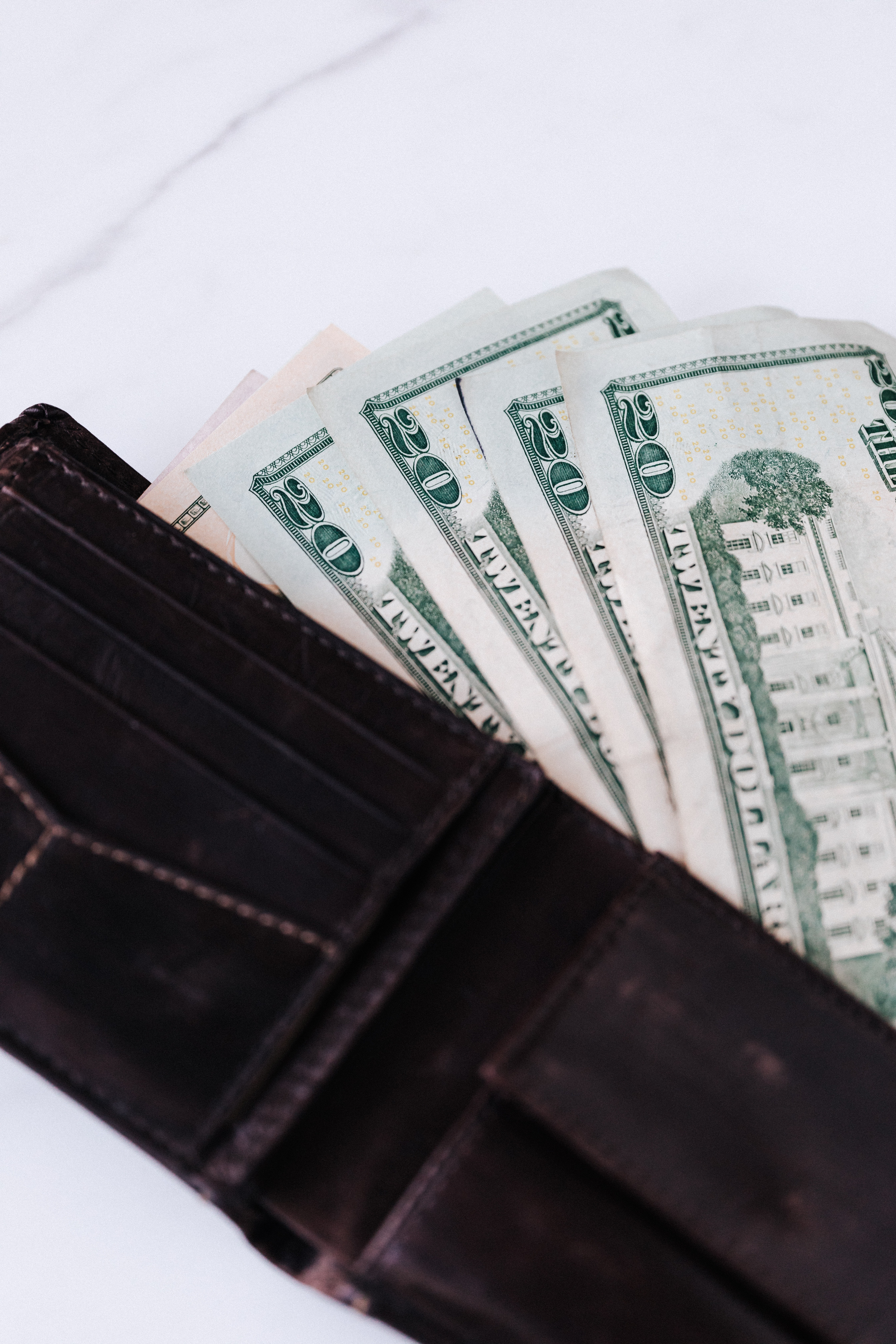 pexels-karolina-grabowska-wallet with cash (lost and found) – 1-26-21