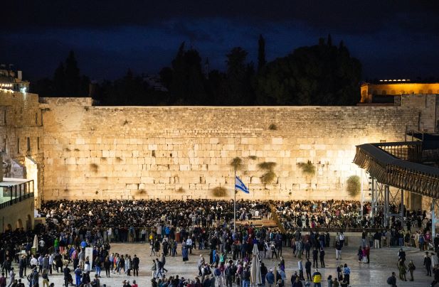 Kotel at night – unsplash